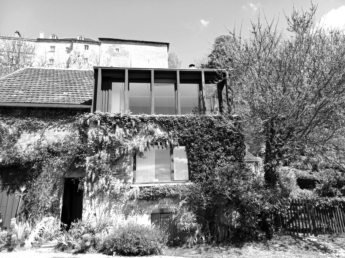 Le lieu de résidence, une maison et son jardin ouverts sur le paysage